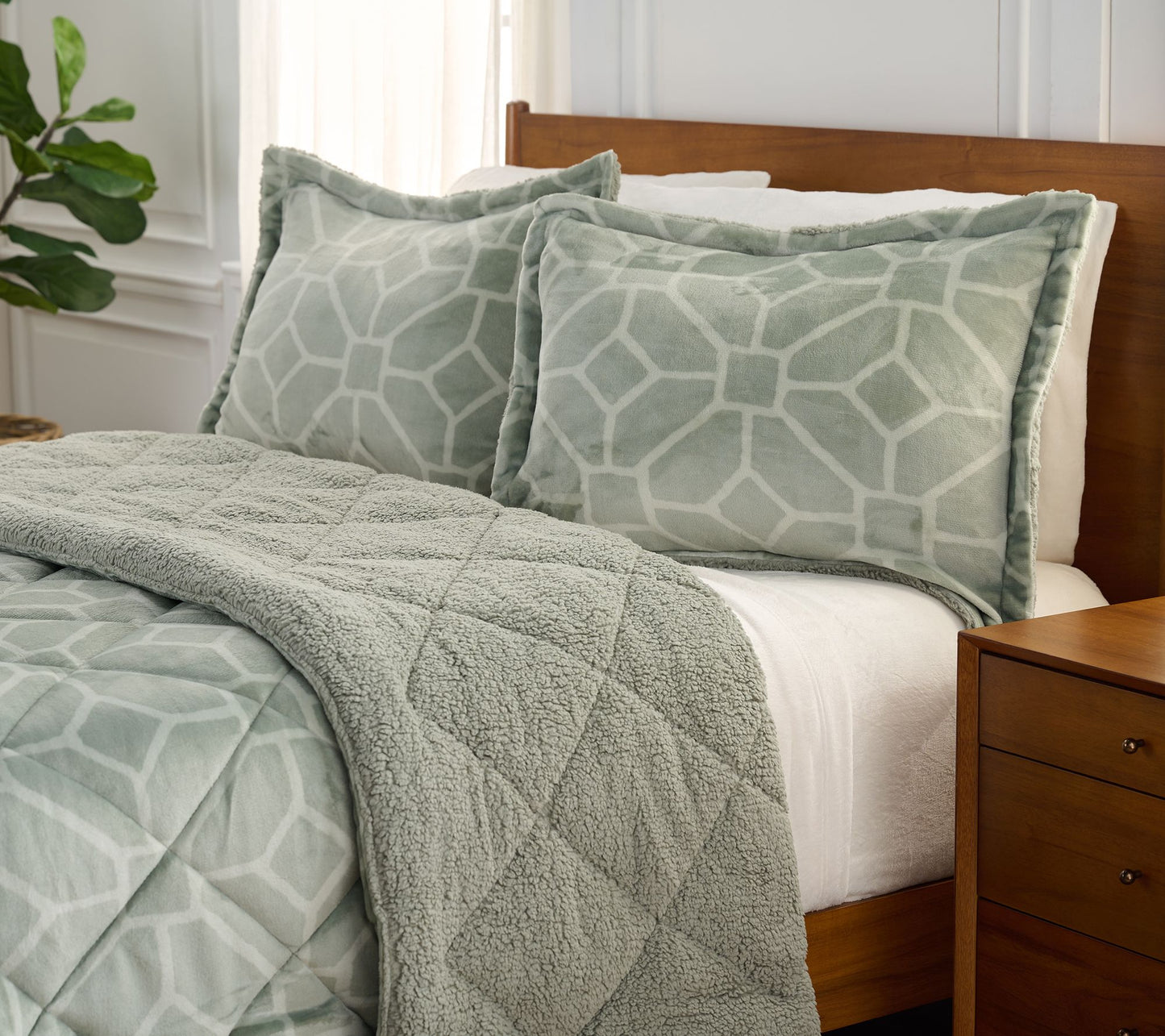Berkshire Printed Velvetsoft Reverse Sherpa Comforter-King