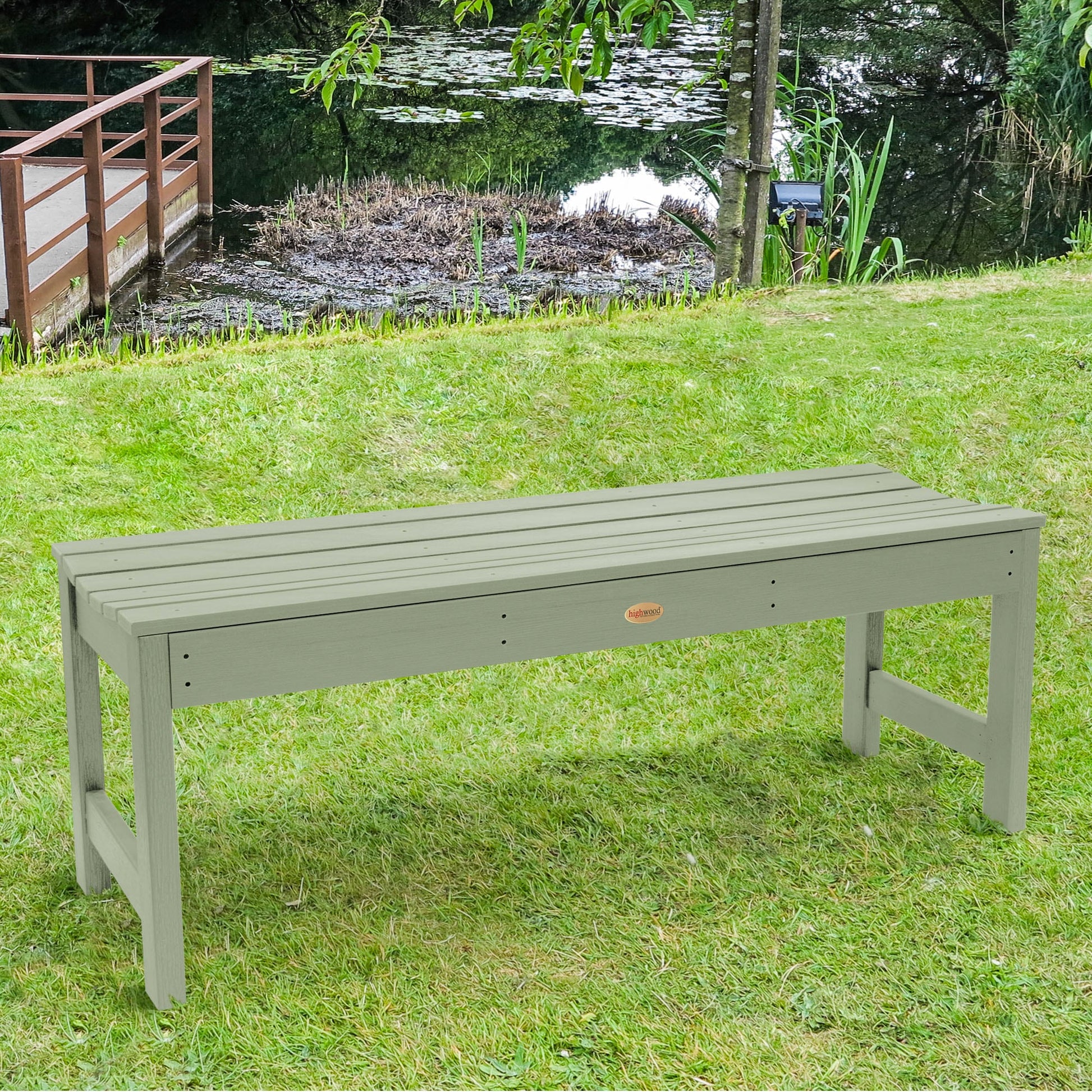 highwood The Lehigh 46.1-in W x 17.2-in H Eucalyptus Plastic Traditional Bench